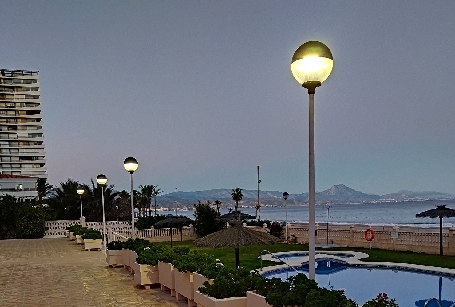 Urbanización junto al mar con alumbrado de Esféricas LED Anticontaminación lumínica