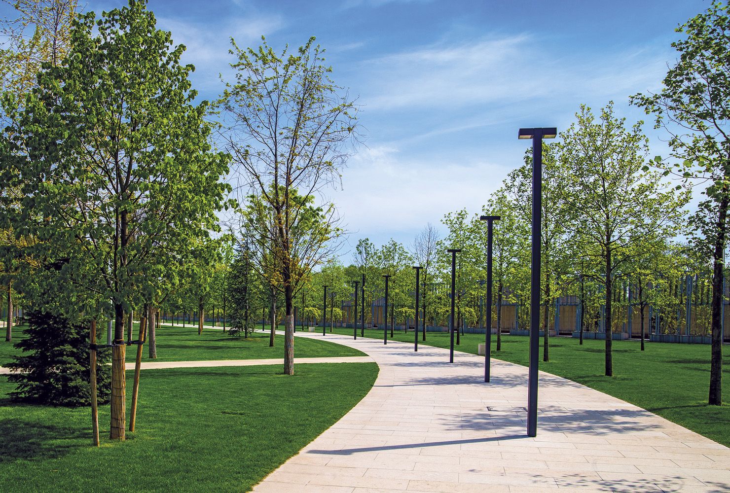 Balizas y columnas PRISMA COB que facilitan la visivilidad en parques y jardines