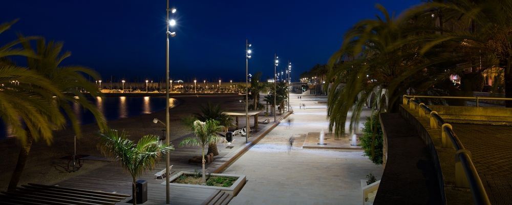 alumbrado-plazas-parques-ref849 Proyector Ref.849 iluminando una plaza pública